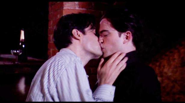 http://alemdafichatecnica.files.wordpress.com/2009/06/pattinson_gay_kiss_main.jpg